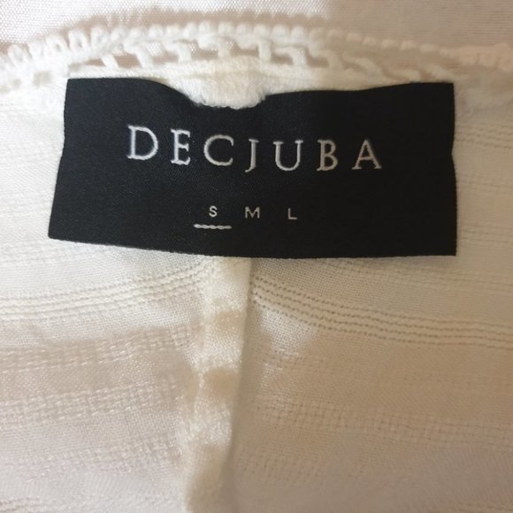 DECJUBA AU-S White Short Sleeved Blouse V-Neck Relaxed Fit Designed in AU NWOT - Picture 8 of 10